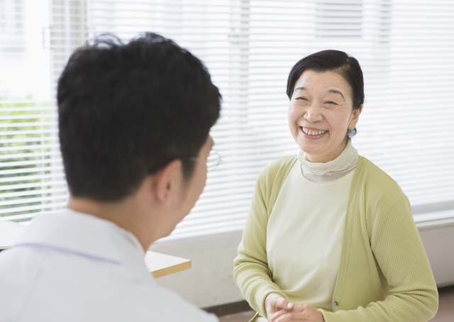 医師と相談する患者